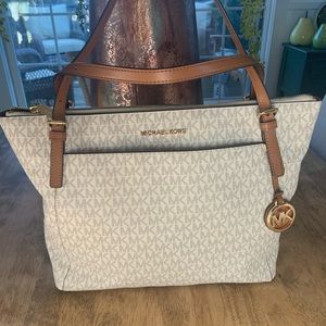 Michael Kors Voyager with tags